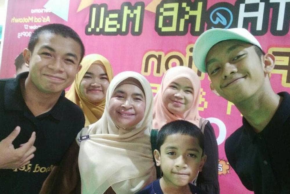 Aiman (kiri) bersama penyanyi Aiman Tino