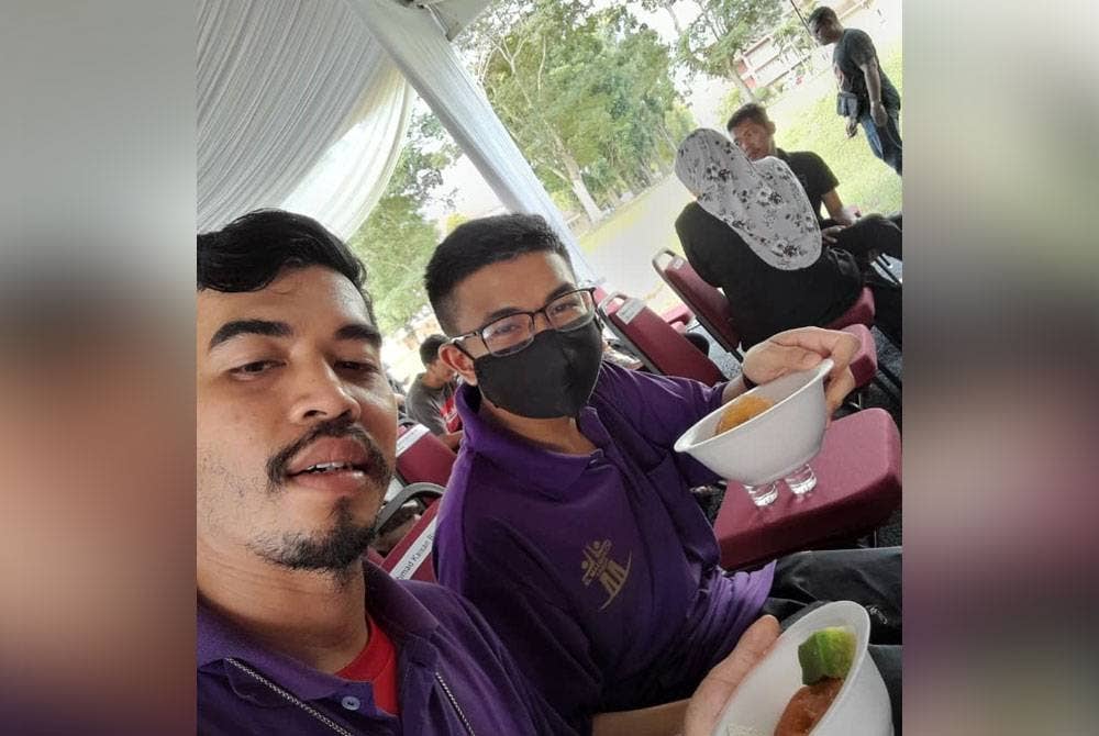 Aiman (kanan) ketika bekerja di sebuah syarikat tahun lalu.