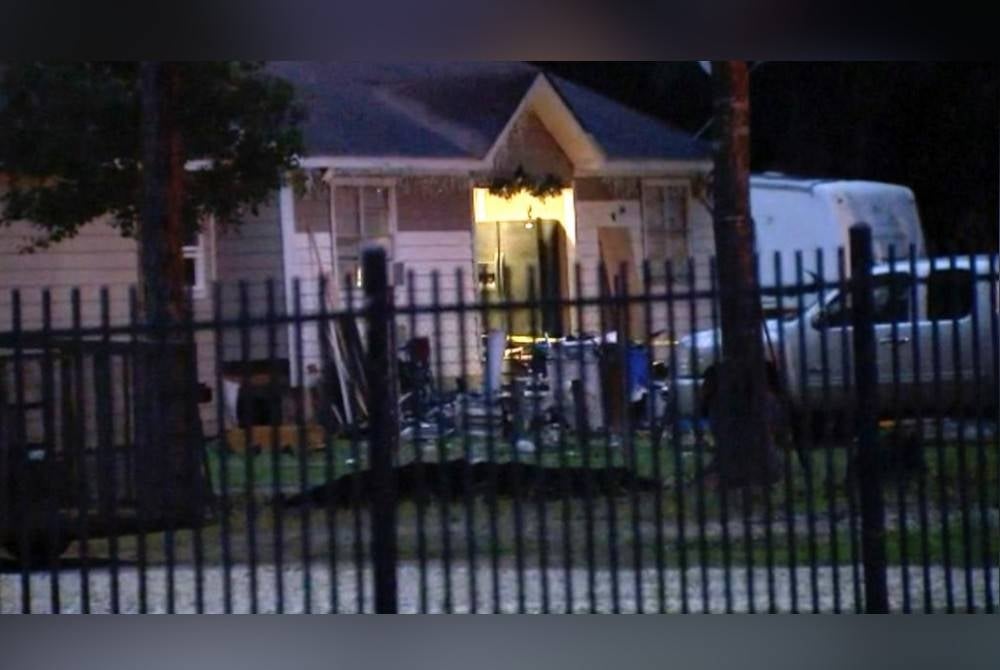 Lima orang dilaporkan maut dalam insiden pertengkaran antara jiran di sebuah kawasan perumahan di Cleveland, Texas. - Foto AP