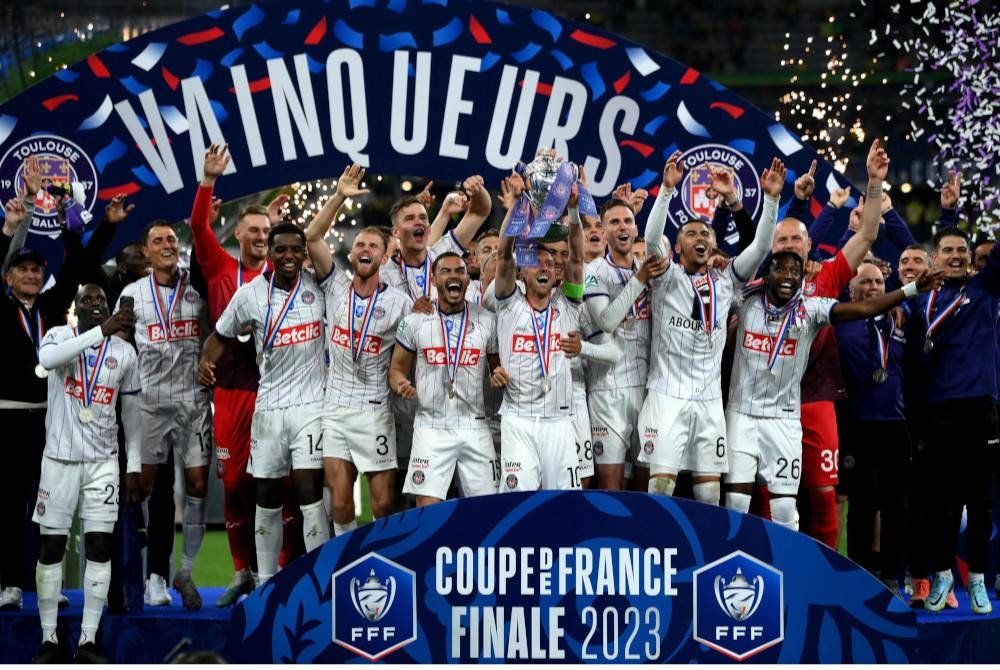 Pemain Toulouse meraikan kejayaan menjulang Piala Perancis. - Foto AFP