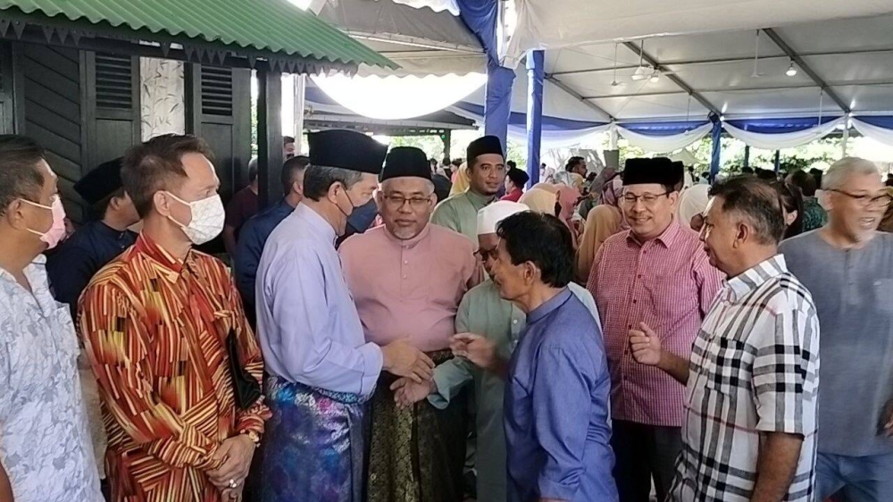 Mohamad (tiga kiri) ketika melayan tetamu yang hadir pada majlis berkenaan. 