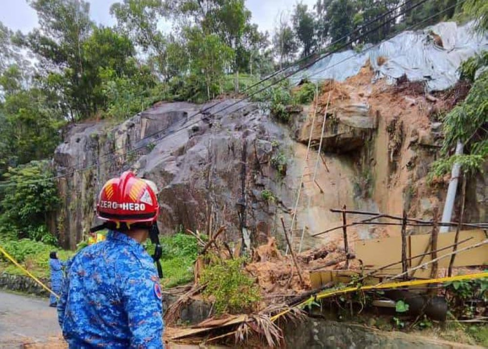  Keadaan kawasan runtuhan cerun di Rawang Perdana 5 di Rawang dikongsi Wei Kiat di laman Facebooknya 