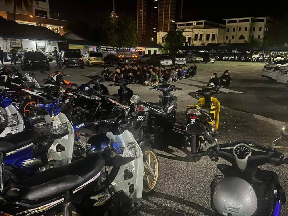 Motosikal yang ditahan polis atas pelbagai kesalahan dalam Op Samseng Jalanan pada Ahad.