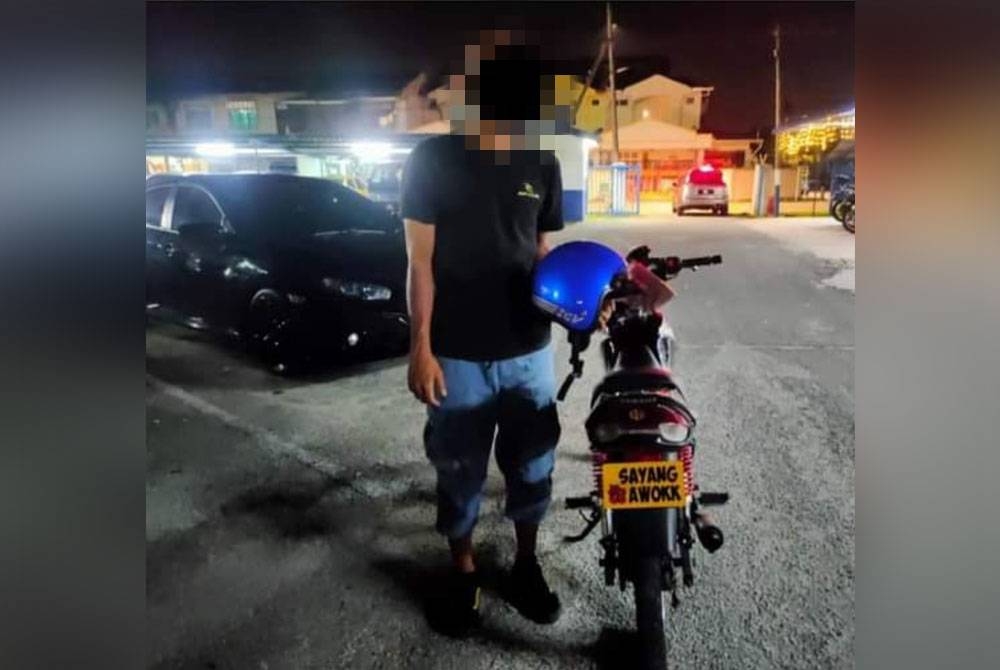 Lelaki berusia 25 tahun ditahan kerana menggunakan nombor pendaftaran 'sayang awok' pada motosikal ditunggangnya.