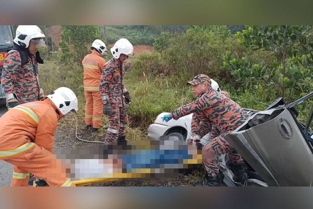 Mangsa yang tersepit dalam kenderaan dikeluarkan oleh pihak bomba.