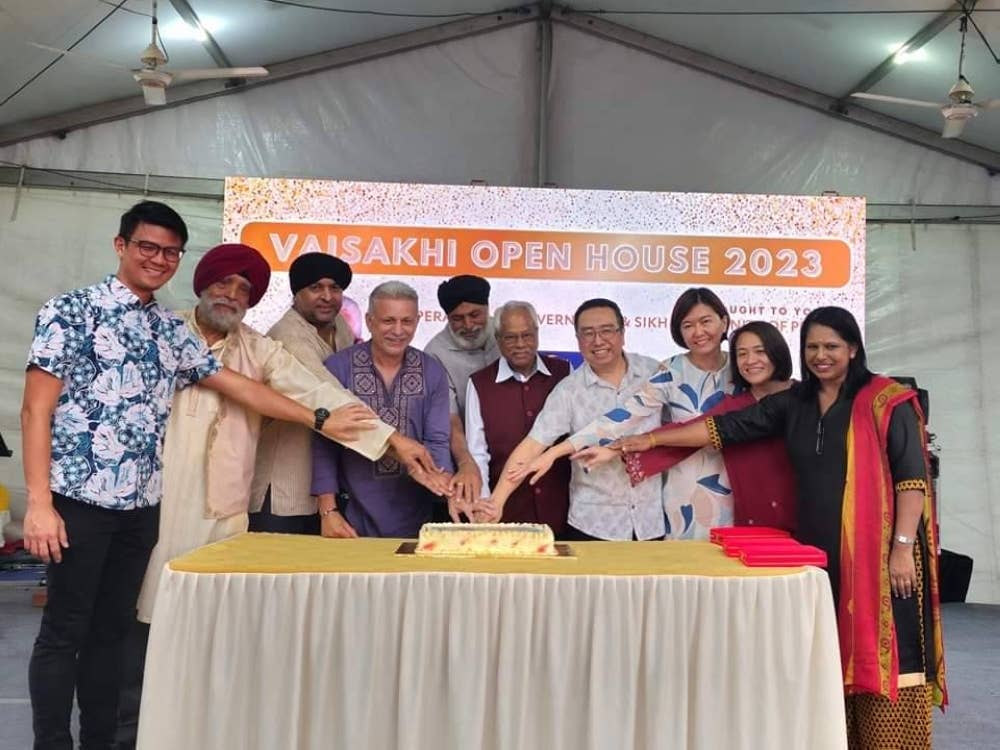 Sivanesan (lima dari kanan) bersama tetamu jemputan ketika Majlis Rumah Terbuka Vasakhi Peringkat Negeri Perak di PSU Club House pada Ahad.