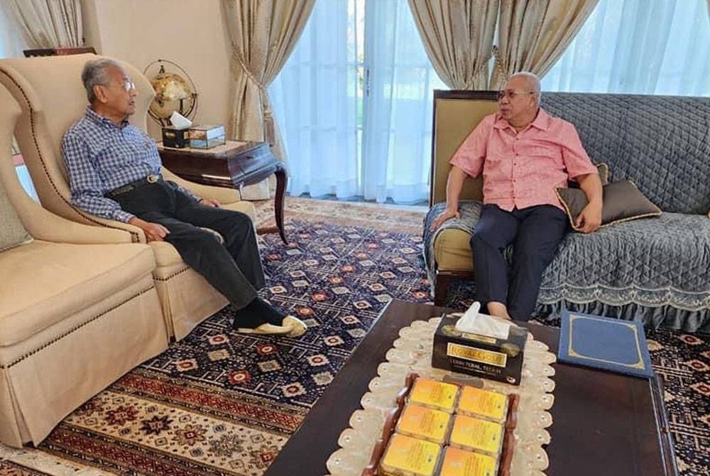 Annuar mengadakan pertemuan bersama Tun M di kediaman bekas Perdana Menteri itu pada Ahad.