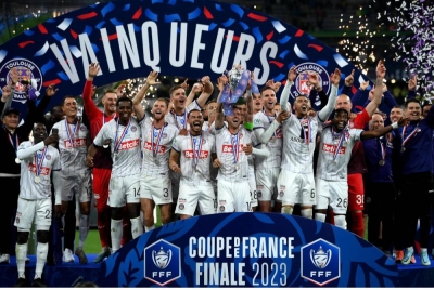 Pemain Toulouse meraikan kejayaan menjulang Piala Perancis. - Foto AFP