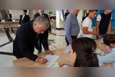 Rakyat Uzbekistan hari ini menunaikan tanggungjawab mereka seawal jam 8 pagi bagi membuat keputusan berhubung draf undang-undang Perlembagaan