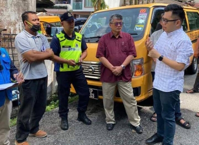 Wei Kiat (kanan) bersama William Leong (empat dari kiri) meninjau kawasan cerun runtuh berkenaan dan diberikan taklimat mengenai insiden itu oleh pihak berkuasa tempatan.