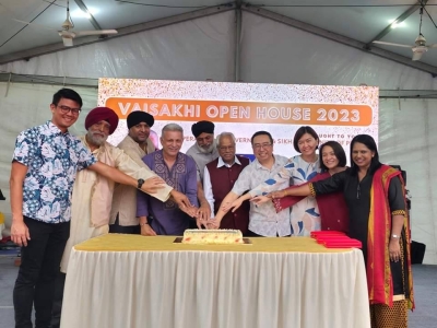 Sivanesan (lima dari kanan) bersama tetamu jemputan ketika Majlis Rumah Terbuka Vasakhi Peringkat Negeri Perak di PSU Club House pada Ahad.