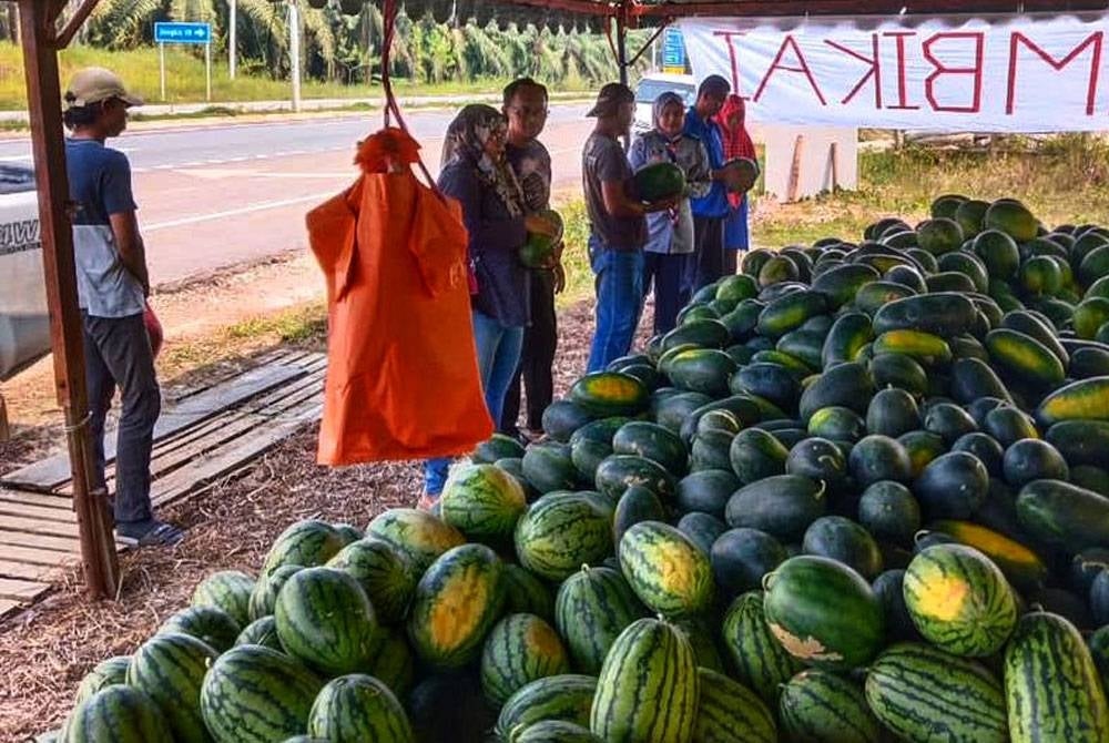 Gerai tembikai menjadi tumpuan orang ramai pada musim panas.