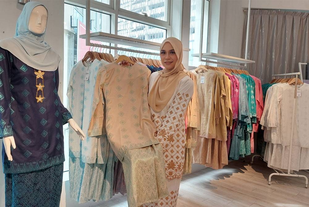 Pakaian songket di Butik Carlanisa mendapat permintaan hangat.