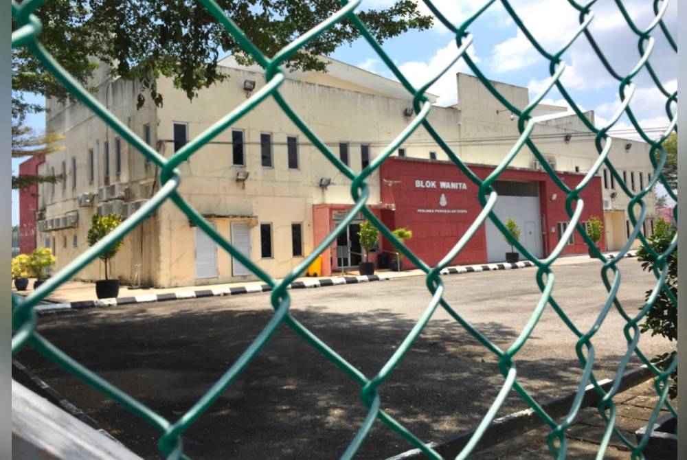 Tirai besi di blok wanita yang menjadi tempat tinggal Angela akibat kesalahan mengedar dadah.