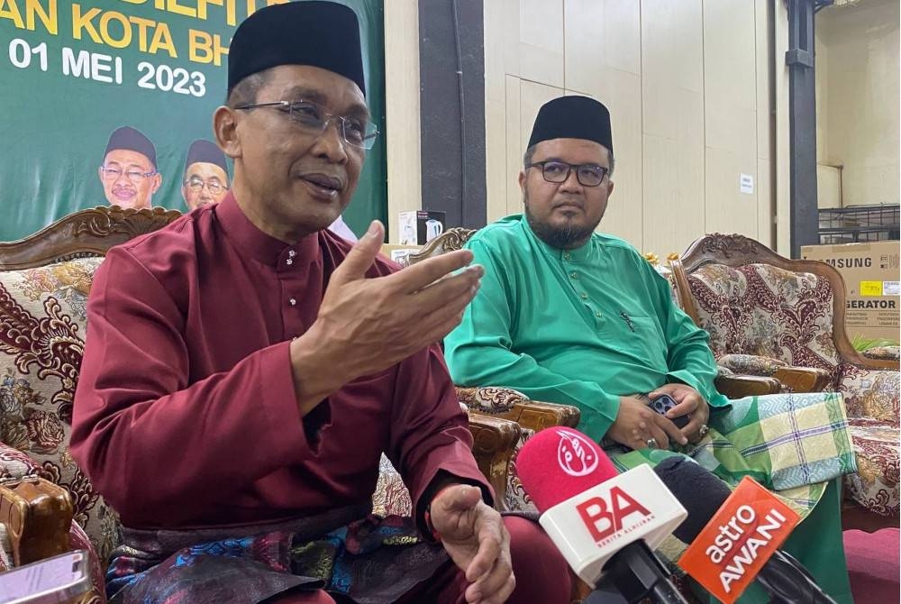 Takiyuddin (kiri) ketika ditemui di Rumah Terbuka Aidilfitri Parlimen dan Pas Kawasan Kota Bharu di Dewan Jubli Perak MPKB-BRI, Kota Bharu pada Isnin.