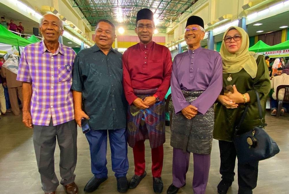 Takiyuddin (tengah) bersama tetamu yang hadir di Rumah Terbuka Aidilfitri Parlimen dan Pas Kawasan Kota Bharu di Dewan Jubli Perak Majlis Perbandaran Kota Bharu Badaraya Islam (MPKB-BRI), Kota Bharu pada Isnin.