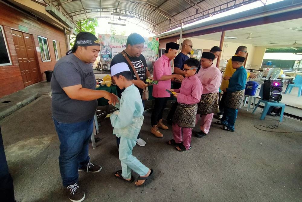 Ahli-ahli Kelab Bunian Bikerz turut menyampaikan sumbangan duit raya kepada anak-anak yatim ketika program berkenaan.