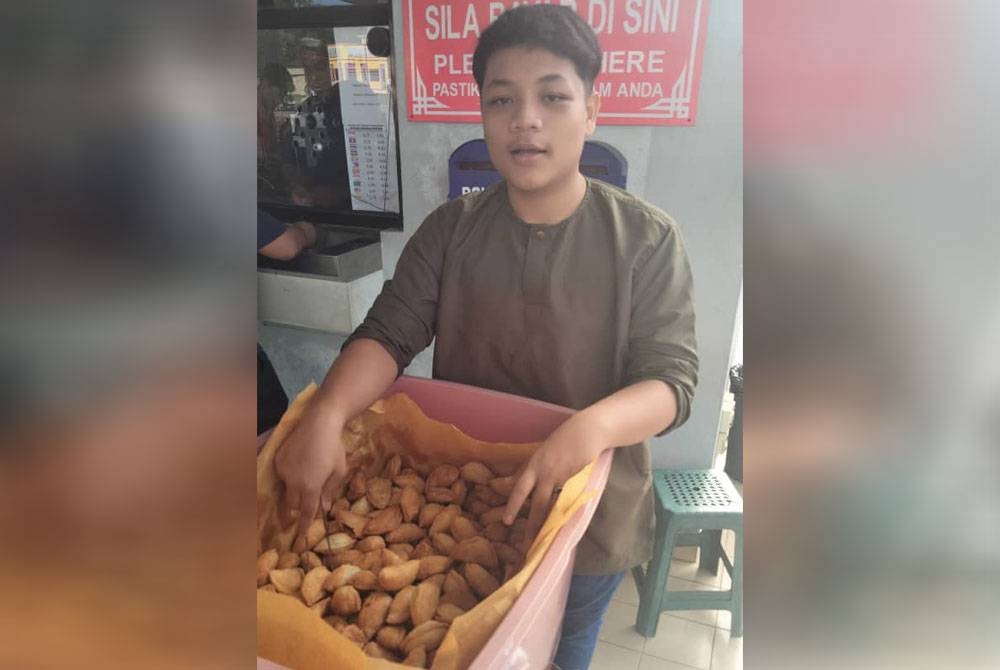 Syamer Ariff membantu menjual karipap ketika cuti sekolah.