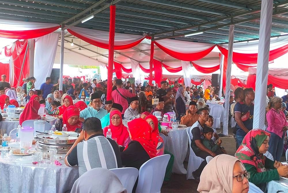 Antara sebahagian orang ramai yang menghadiri majlis Rumah Terbuka Aidilfitri Badan Perhubungan UMNO Pahang di Laman Sejahtera Sungai Koyan pada Isnin.