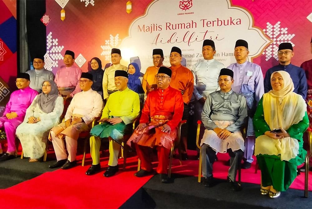 Ahmad Zahid (empat dari kiri,duduk) bersama Wan Rosdy (tiga dari kiri,duduk) bersama Barisan Badan Perhubungan UMNO Pahang