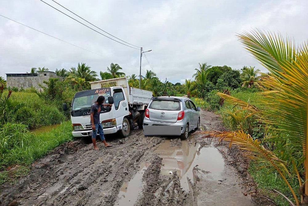 Keadaan jalan berlumpur menyebabkan tayar kenderaan tenggelam berikutan jalan yang licin menyukarkan penduduk melalui jalan berkenaan.