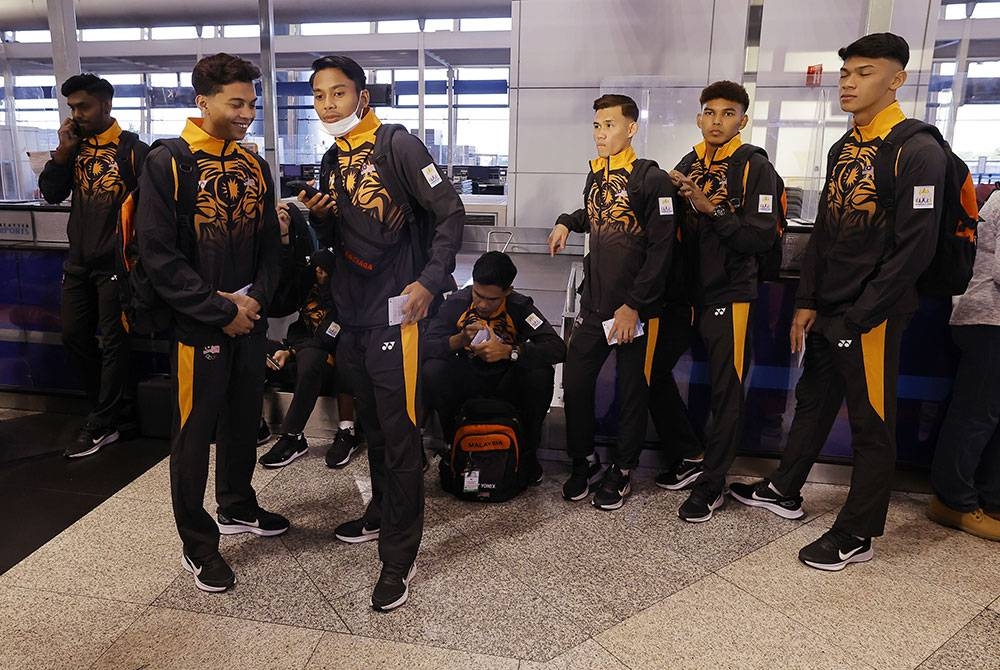 Skuad bola sepak bawah 22 tahun (B-22) negara bersiap untuk berlepas ke Kemboja bagi menghadapi Sukan SEA Kemboja di Lapangan Terbang Antarabangsa Kuala Lumpur (KLIA) Terminal 1 pada Selasa. - Foto Bernama