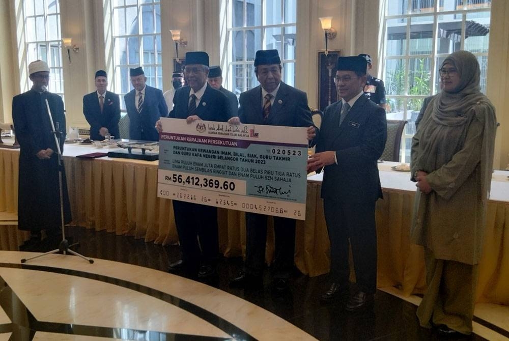 Peruntukan berkenaan diserahkan Mohd Nai'im (dua dari kanan) mewakili kerajaan Persekutuan kepada Sultan Selangor (tengah) di Istana Bukit Kayangan.