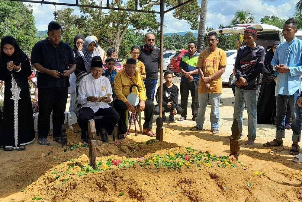 Jenazah dua beradik mangsa lemas di Pantai Tanjung Buloh, Tanjung Sedili selamat dikebumikan di Tanah Perkuburan Islam Batu Ampat Jalan Lombong di Kota Tinggi, pada Selasa.