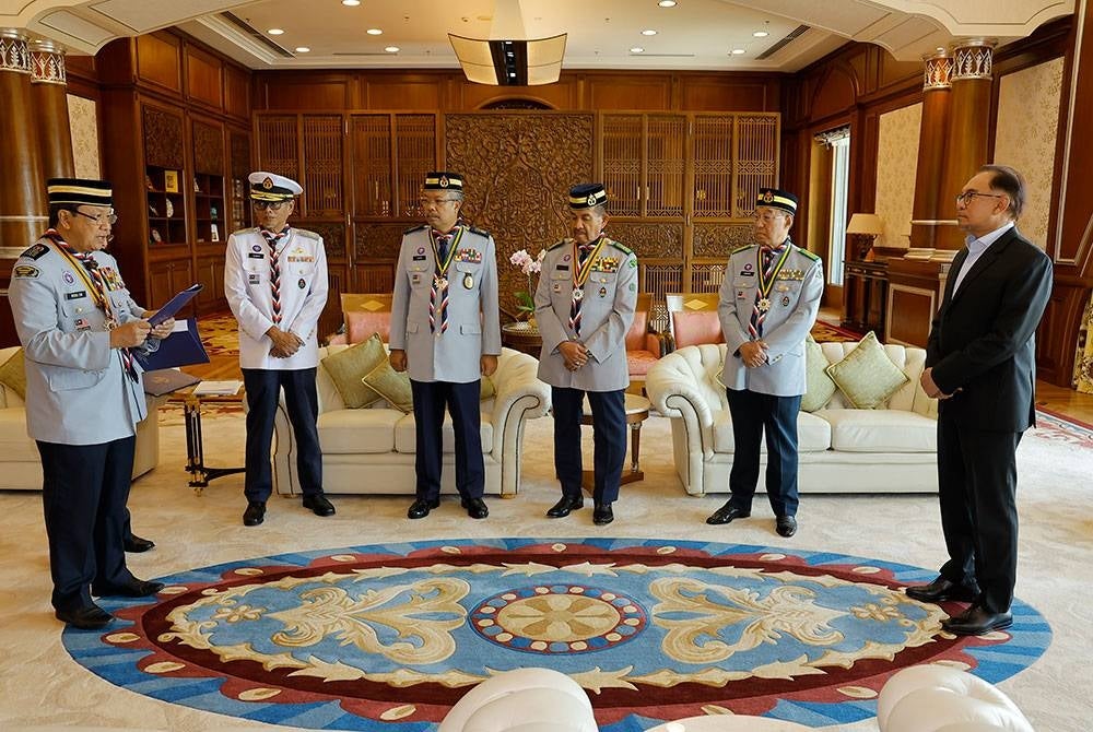 Perdana Menteri Datuk Seri Anwar Ibrahim (kanan) menerima pemasyhuran sebagai Presiden Agung Persekutuan Pengakap Malaysia (PPM) dan Penyampaian Anugerah Bintang Semangat Padi Emas PPM dari Pemangku Ketua Pengakap Negara merangkap Ketua Pesuruhjaya Pengakap Negara, Profesor Datuk Mohd Zin Bidin (kiri) di Bangunan Perdana Putra hari ini.