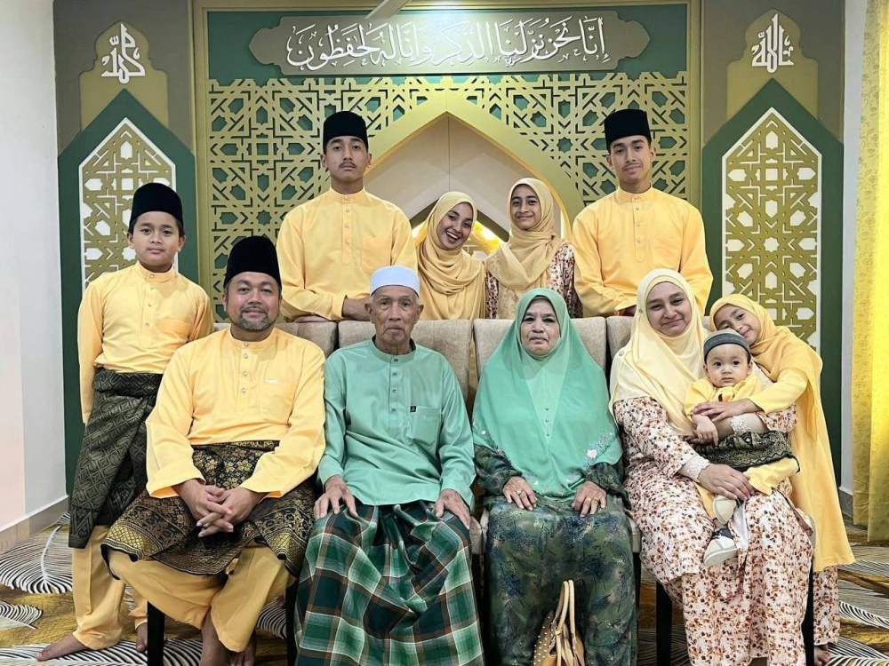 Gambar kenangan keluarga Ustaz Azraie bersama Allahyarham Datuk Abdul Hak pada hari pertama Aidilfitri baru-baru ini. 