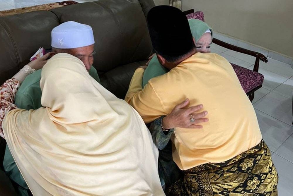Kenangan Ustaz Azraie bersama Allahyarham Datuk Hak pada hari pertama Aidilfitri baru-baru ini.