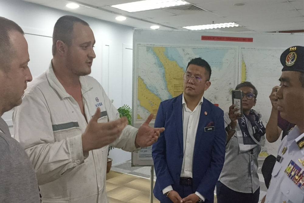 Lepyoshkin Oleksandr (dua dari kiri) menceritakan pengalaman cemas kapal tangki terbakar ketika sidang akhbar di Ibu Pejabat Maritim Johor pada Selasa.