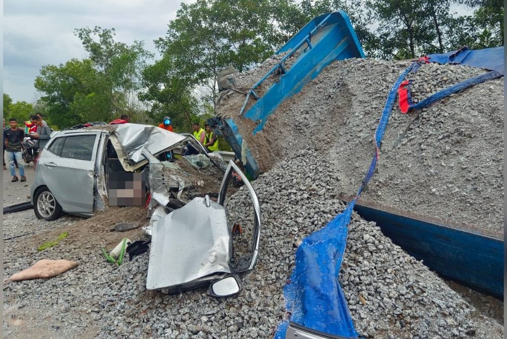 Kemalangan membabitkan sebuah lori membawa muatan batu, sebuah treler dan kereta di Kilometer 8 Jalan Kuala Ketil - Sungai Petani.