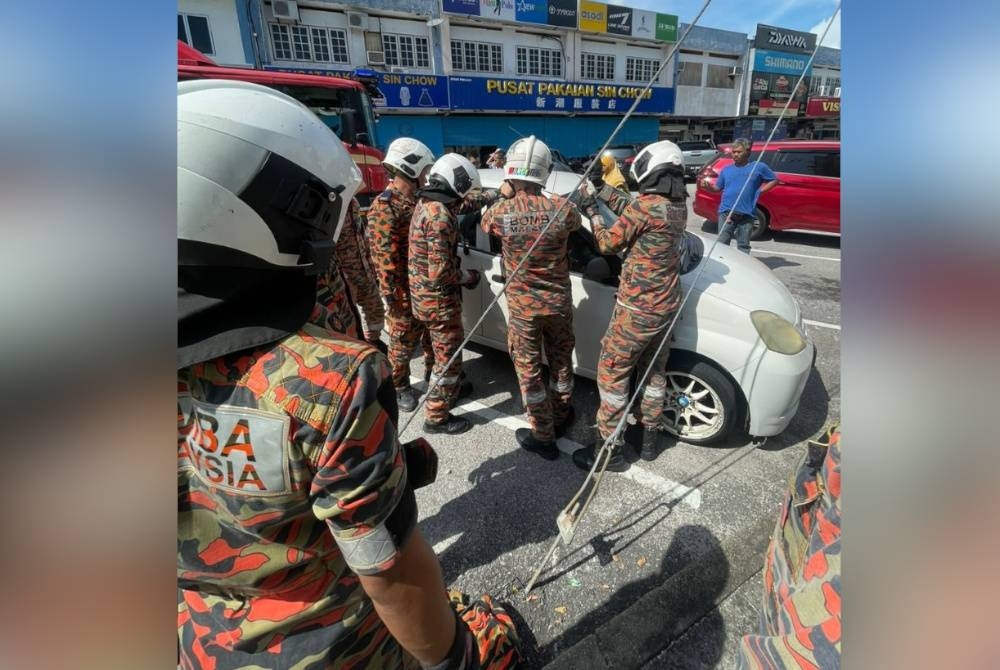 Les membres ont mis près de 15 minutes avant de réussir à sortir la victime du véhicule.  - Photo du service d'incendie de Perak
