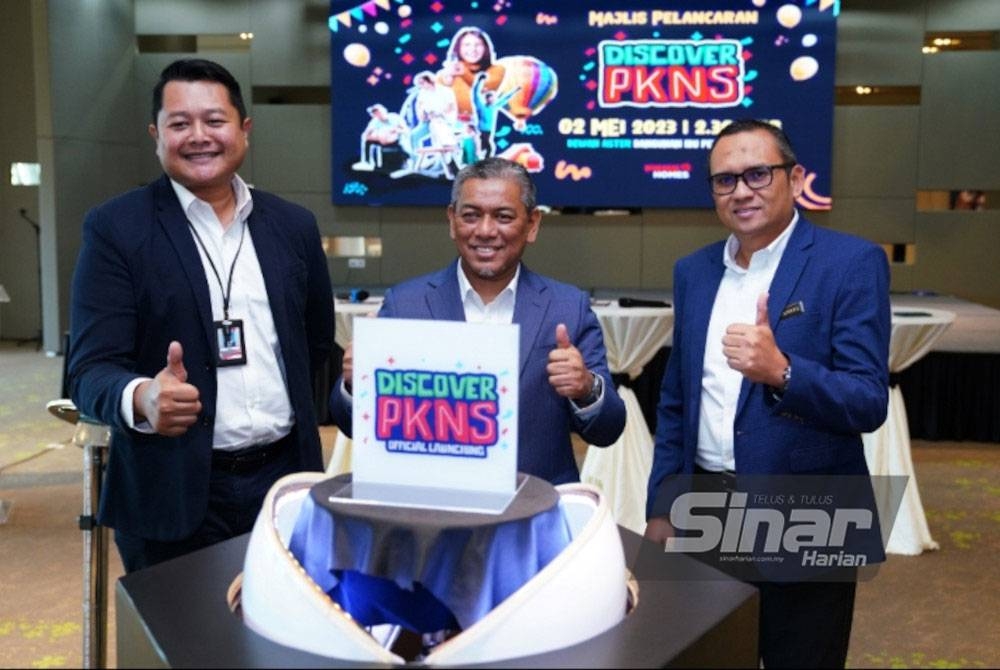 Suhaimi Kasdon (tengah) menyempurnakan Majlis Pelancaran Discover PKNS 2023 di Dewan Aster, Bangunan Ibu Pejabat PKNS di Seksyen 14, Shah Alam pada Selasa. - Foto Mohd Halim Abdul Wahid