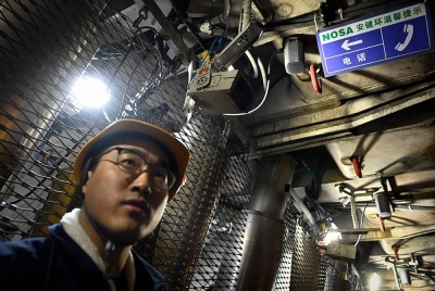 Majikan dan kerajaan perlu meneroka AI untuk memantau produktiviti dan progres pekerja. - Foto AFP