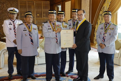 Perdana Menteri Datuk Seri Anwar Ibrahim (dua, kanan) menerima pemasyhuran sebagai Presiden Agung Persekutuan Pengakap Malaysia (PPM) dan Penyampaian Anugerah Bintang Semangat Padi Emas PPM dari Pemangku Ketua Pengakap Negara merangkap Ketua Pesuruhjaya Pengakap Negara, Profesor Datuk Mohd Zin Bidin (tiga, kiri) di Bangunan Perdana Putra hari ini.