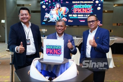 Suhaimi Kasdon (tengah) menyempurnakan Majlis Pelancaran Discover PKNS 2023 di Dewan Aster, Bangunan Ibu Pejabat PKNS di Seksyen 14, Shah Alam pada Selasa. - Foto Mohd Halim Abdul Wahid