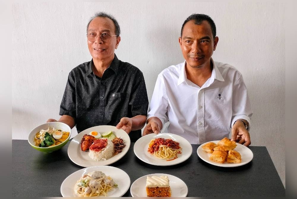 Mohd Khalid (kiri) dan adiknya, Ahmad Nasaruddin menyahut cabaran mengusahakan kafe.