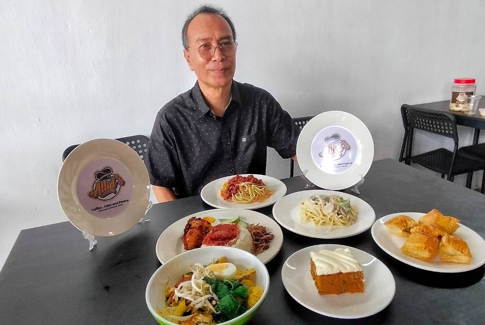Mohd Khalid menunjukkan sebahagian menu yang terdapat di Allid's Cafe Taman Merdeka Jaya.