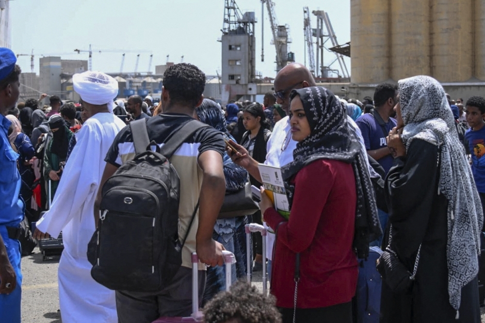 Rakyat Sudan beratur menaiki bot di Pelabuhan Sudan ketika pertempuran masih berterusan di negara tersebut.