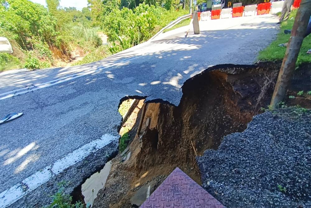 Berlaku rebakan dan tanah jerlus di sebelah kiri laluan menghala ke Karai sebelum runtuhan merebak ke keseluruhan jambatan.