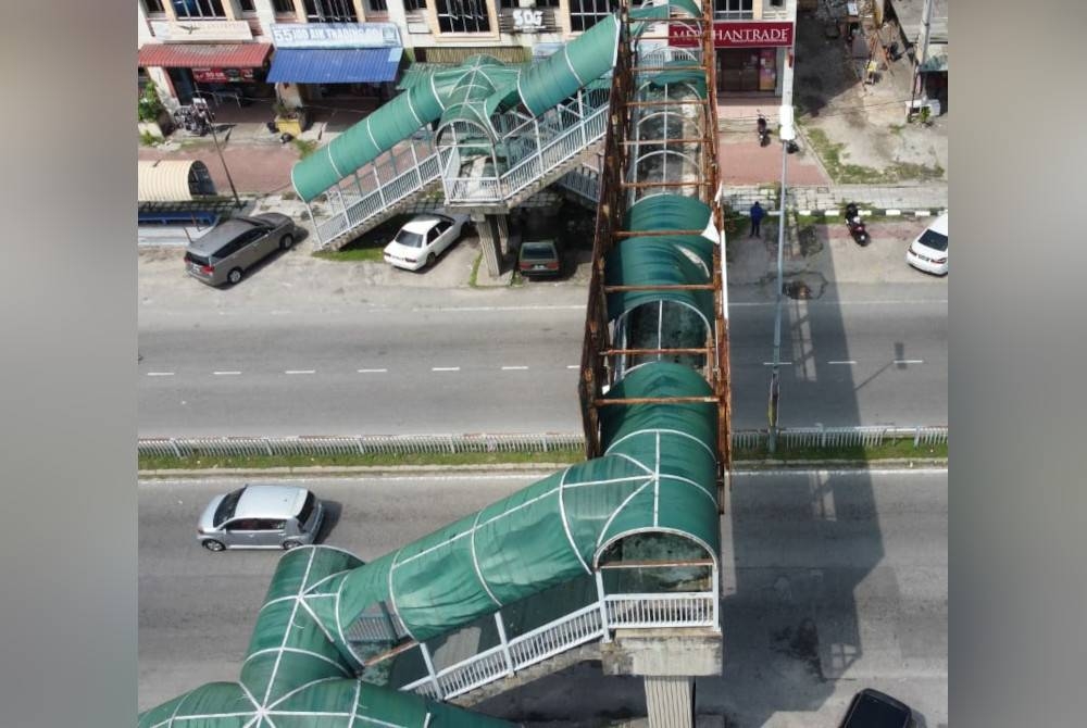 Keadaan bumbung jejantas pejalan kaki di Pekan Kapar di sini yang uzur dan tercabut.