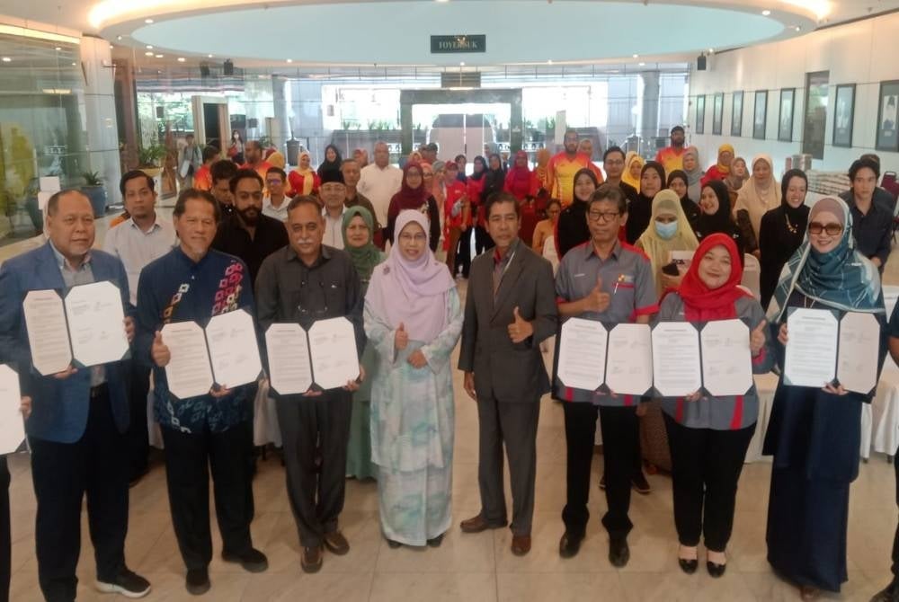 Rodziah (empat dari kiri) bersama wakil rakan strategik bergambar bersama selepas majlis MoU berakhir.