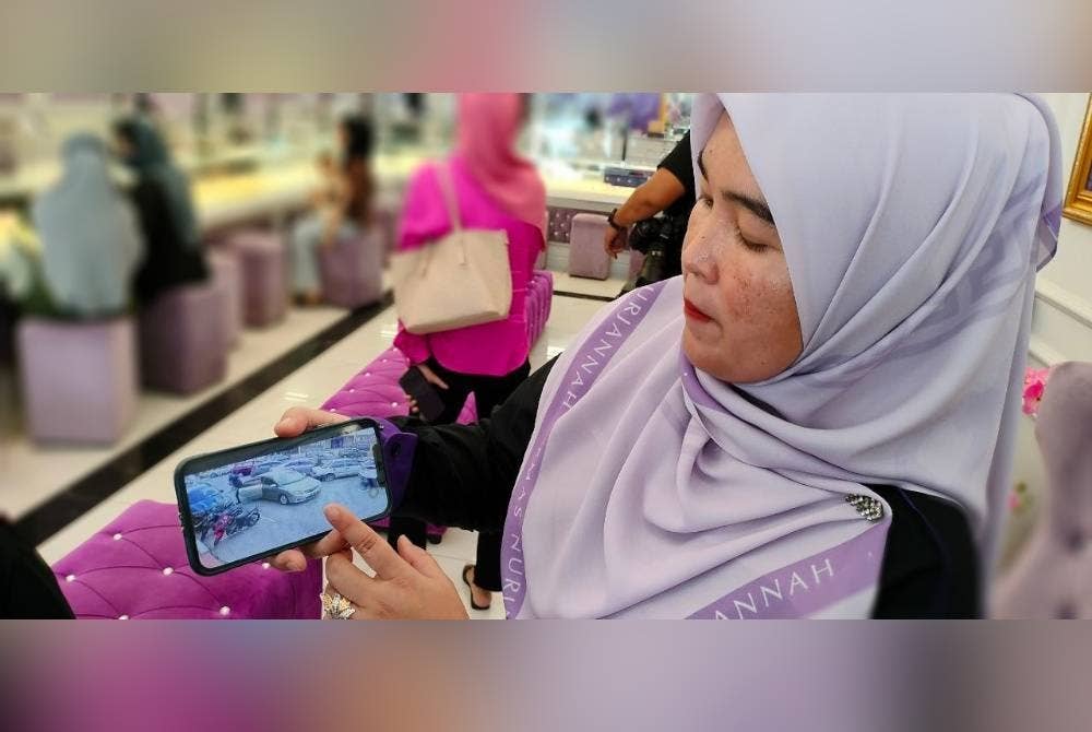Noorhasliza menunjukkan rakaman CCTV kejadian itu.