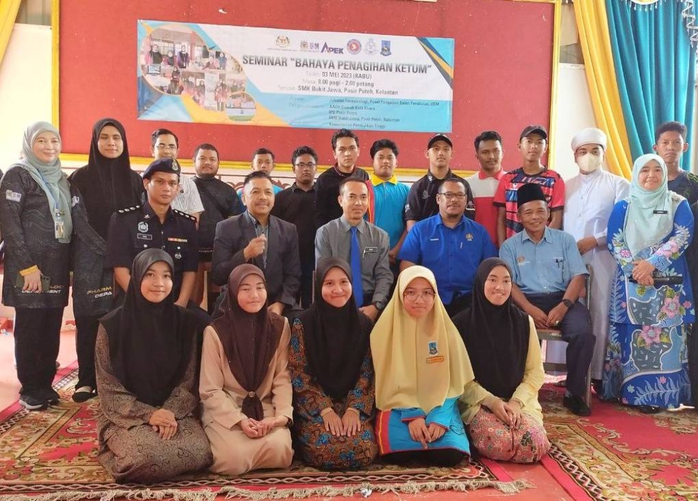 Dr Zaidi (tengah, dua dari kiri) bersama antara peserta Seminar Bahaya Penagihan Ketum di SMK Bukit Jawa, Pasir Puteh pada Rabu.