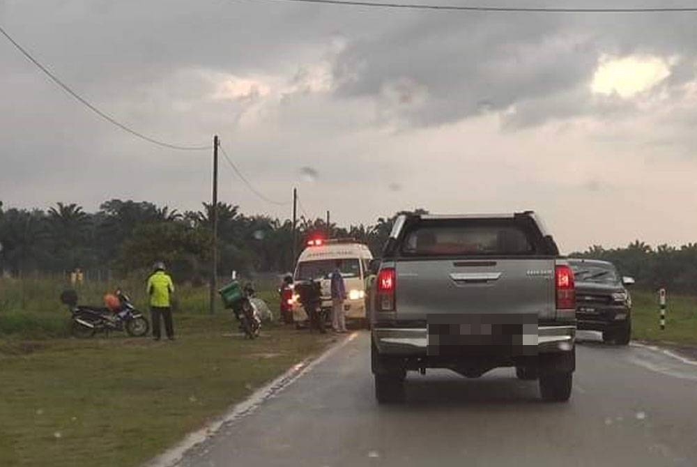 Mangsa disahkan maut di tempat kejadian setelah dipanah petir dalam kejadian di Jalan Kampung Sri Cheeding, Sungai Jarom di sini pada Selasa. - Foto Facebook