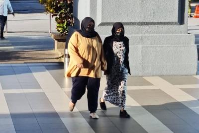 Siti Bainun (kiri) tiba di Kompleks Mahkamah Jalan Duta jam 8.20 pagi pada Rabu.
