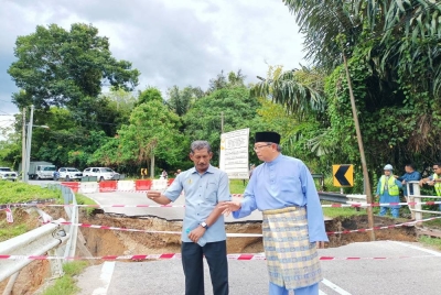 Mohammad Nizar (kanan) bersama Hamdan ketika meninjau lokasi runtuhan membabitkan Jambatan Enggor pada Rabu.