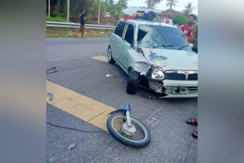 Une femme est décédée après que la moto qu'elle conduisait a été heurtée par une voiture au kilomètre 22,5 de Melawi à Kuala Besut, Tok Bali, Pasir Puteh mercredi.